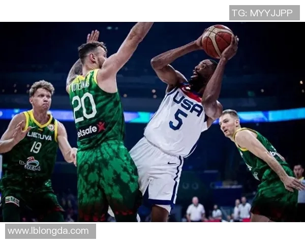美国男篮在激烈对决中以99比94险胜立陶宛展现强大实力